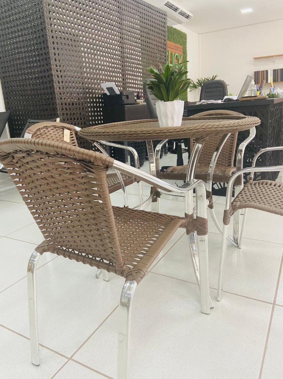 Jogo Pinheiro - Mesa com tampo de fibra 
