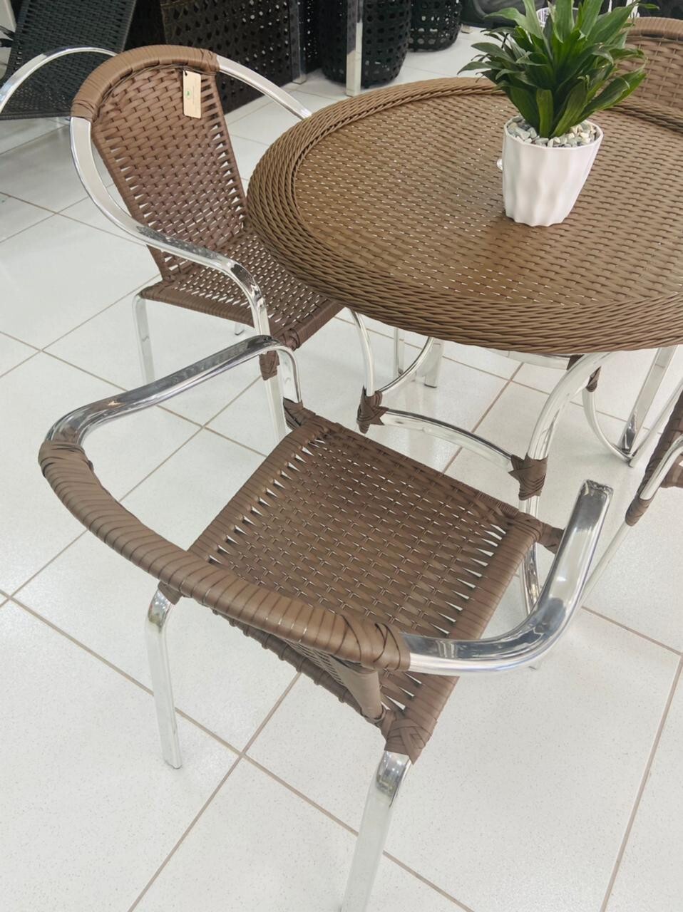 Jogo Pinheiro - Mesa com tampo de fibra 